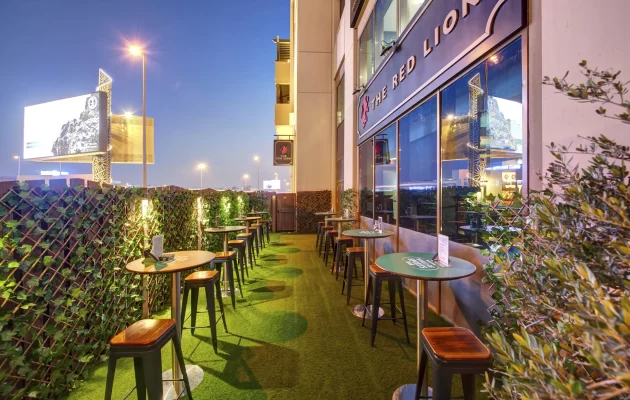 The Red Lion - outside, Metropolitan Hotel